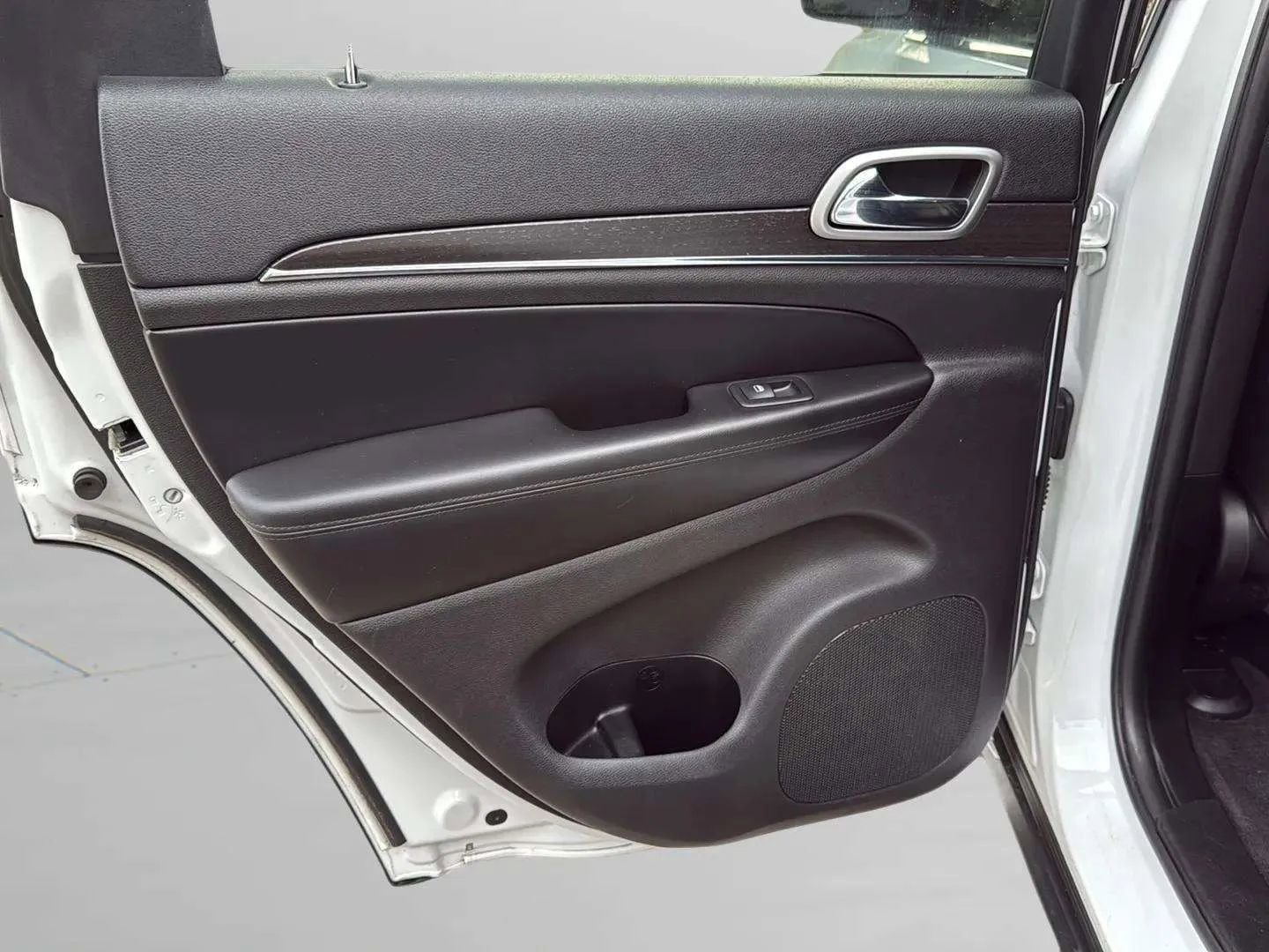 Used 2018 Jeep Grand Cherokee Limited image 16