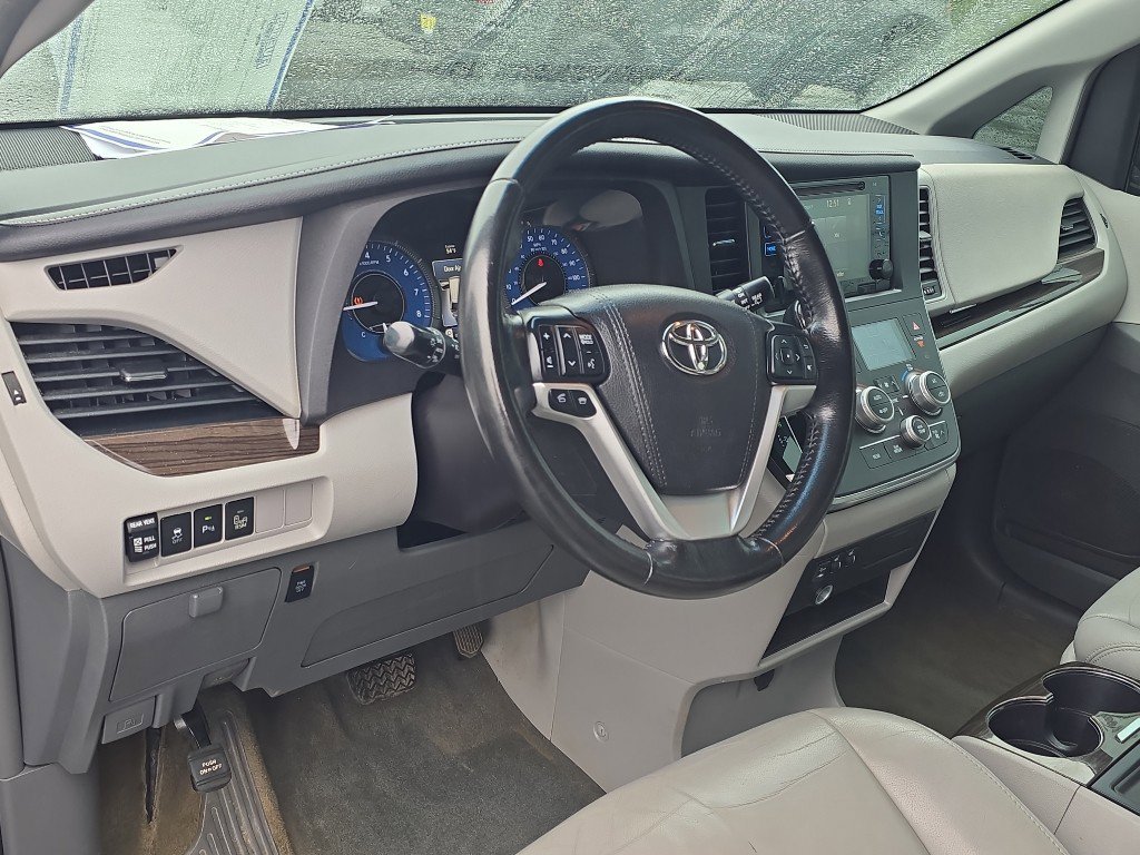 Used 2015 Toyota Sienna XLE w/ XLE Navigation Package image 15