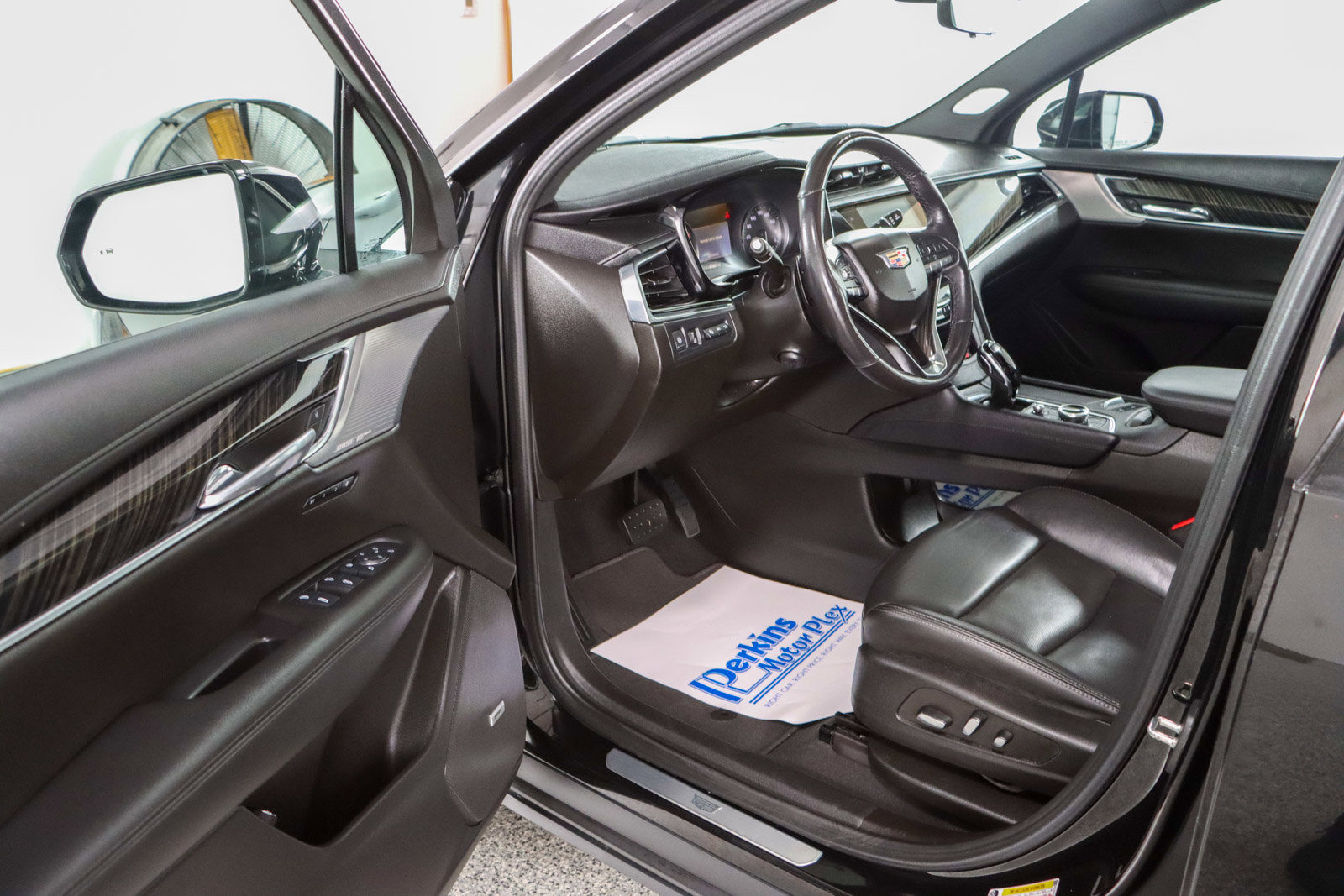 Used 2023 Cadillac XT6 Premium Luxury w/ Technology Package FWD image 3