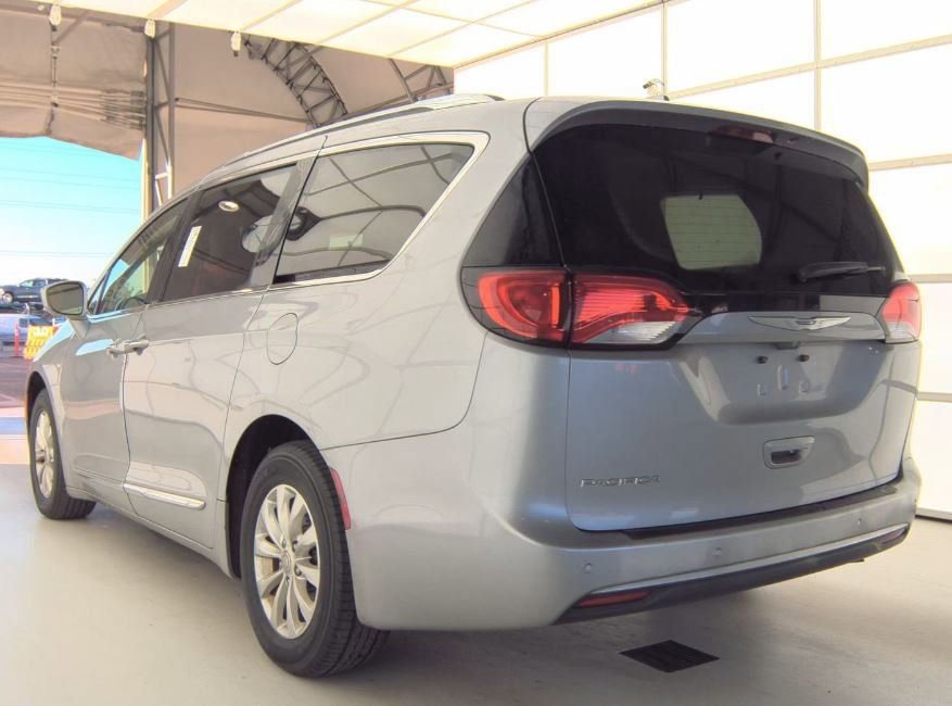 Used 2018 Chrysler Pacifica Touring-L FWD image 6