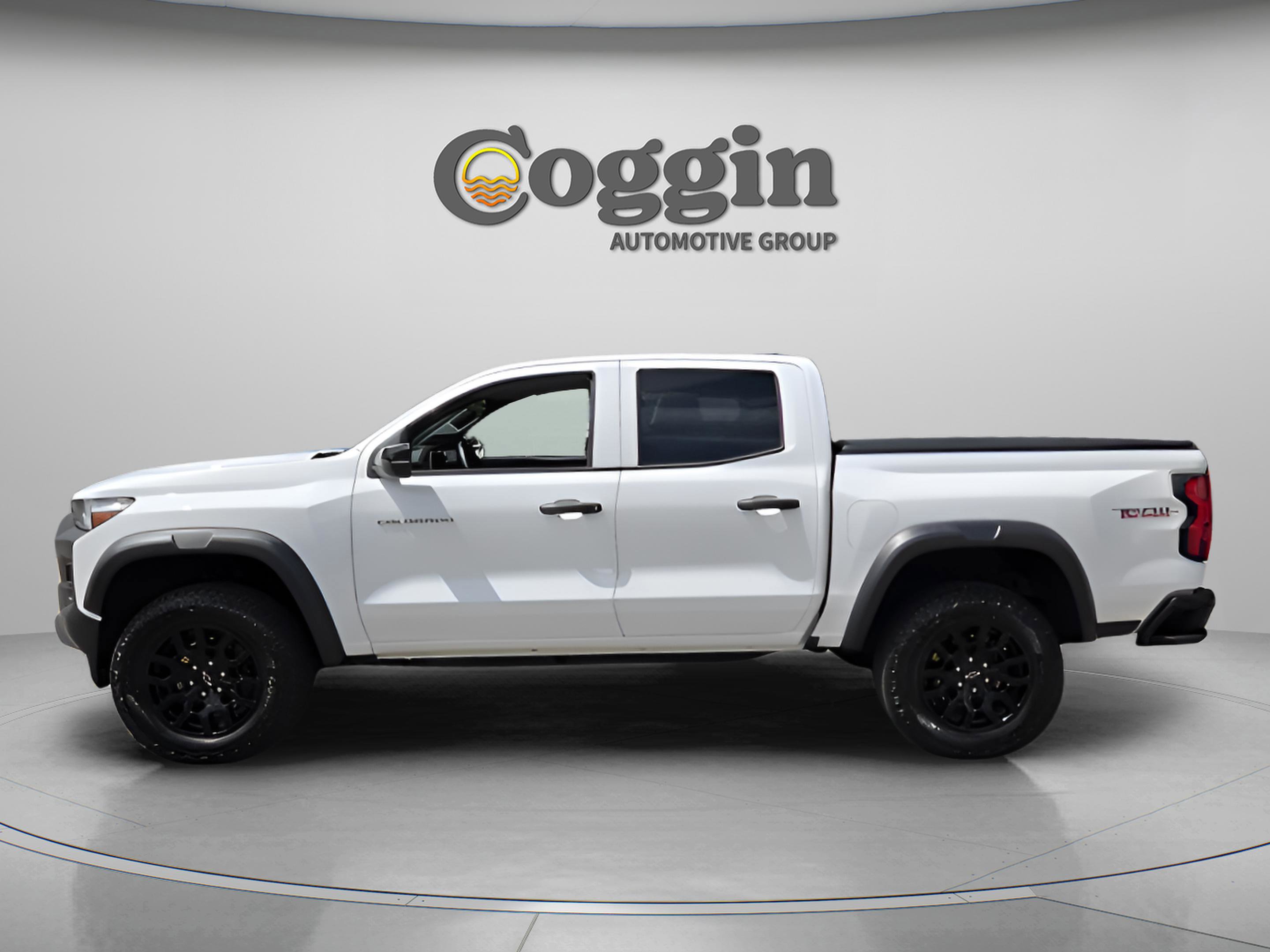 Used 2024 Chevrolet Colorado Trail Boss w/ Advanced Trailering Package AWD/4WD image 2