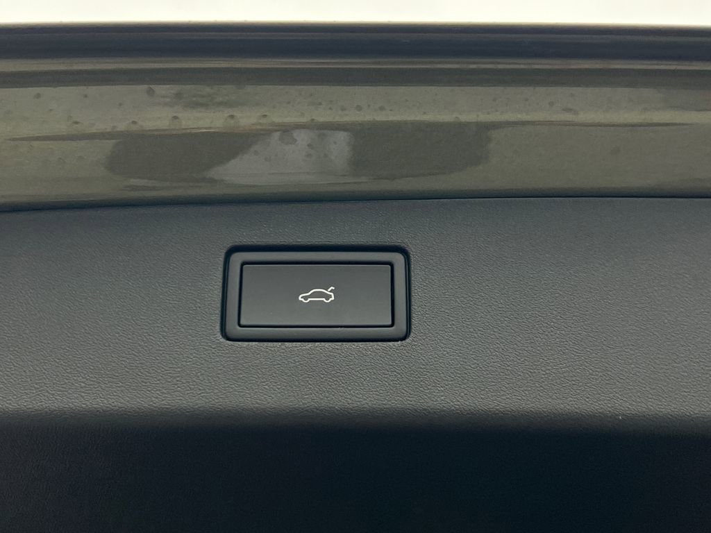 New 2026 Volkswagen Tiguan SE R-Line image 17