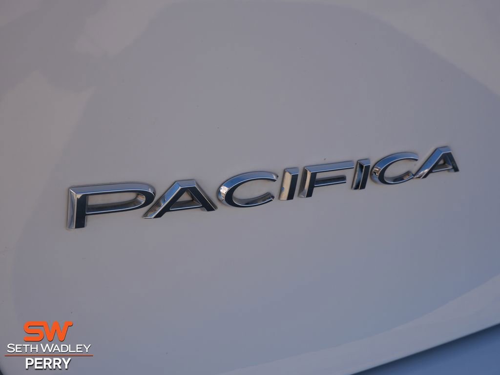Used 2024 Chrysler Pacifica Touring-L image 9