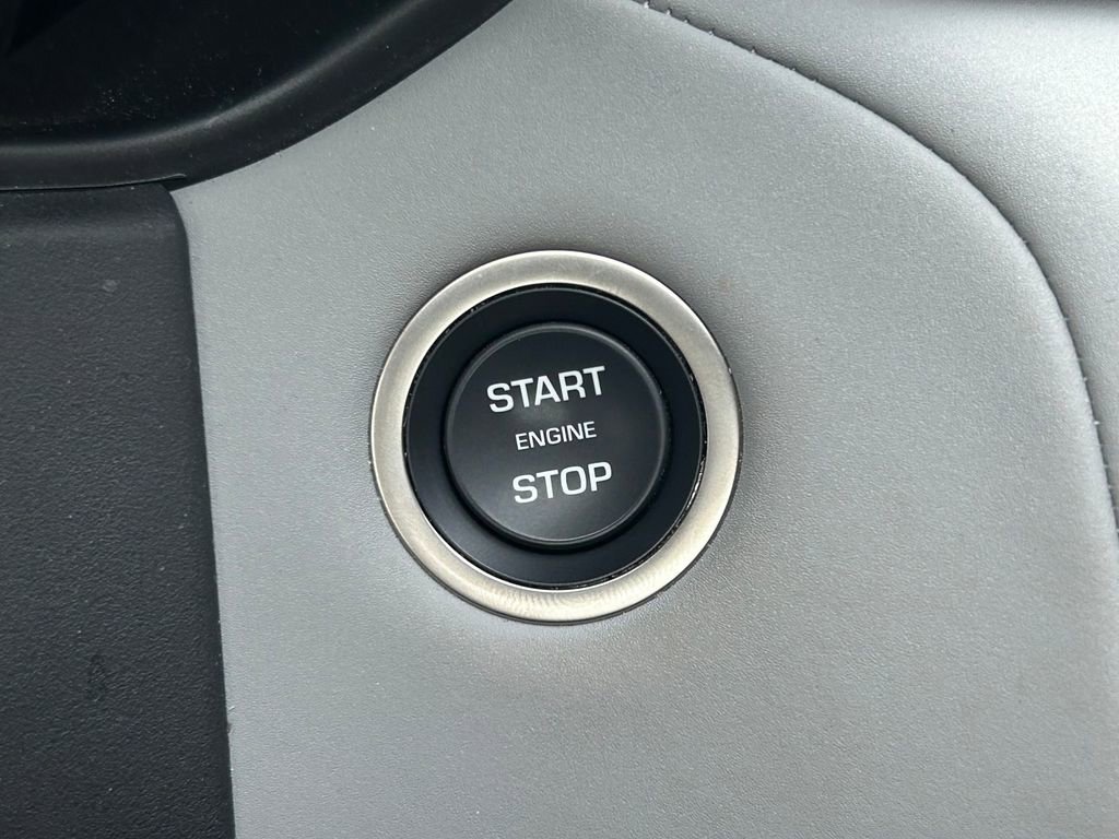 Used 2025 Land Rover Range Rover Velar Dynamic SE image 31