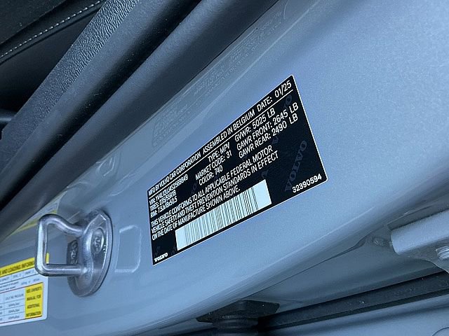 Certified 2025 Volvo XC40 B5 Core image 32