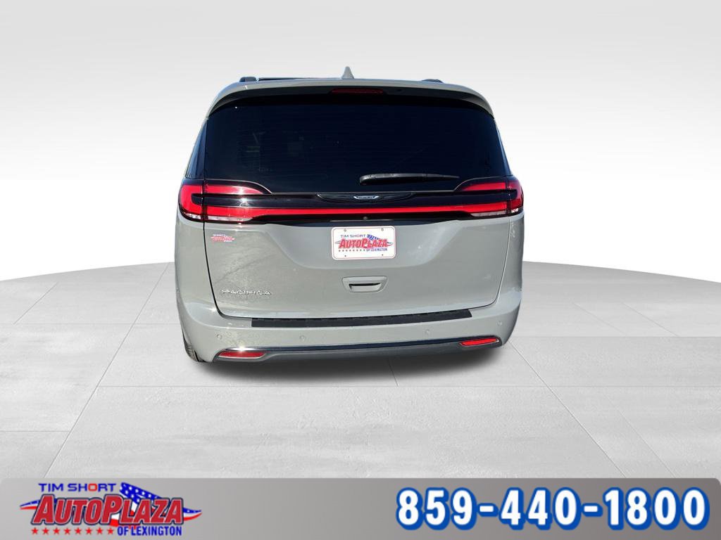Used 2022 Chrysler Pacifica Touring-L FWD image 5
