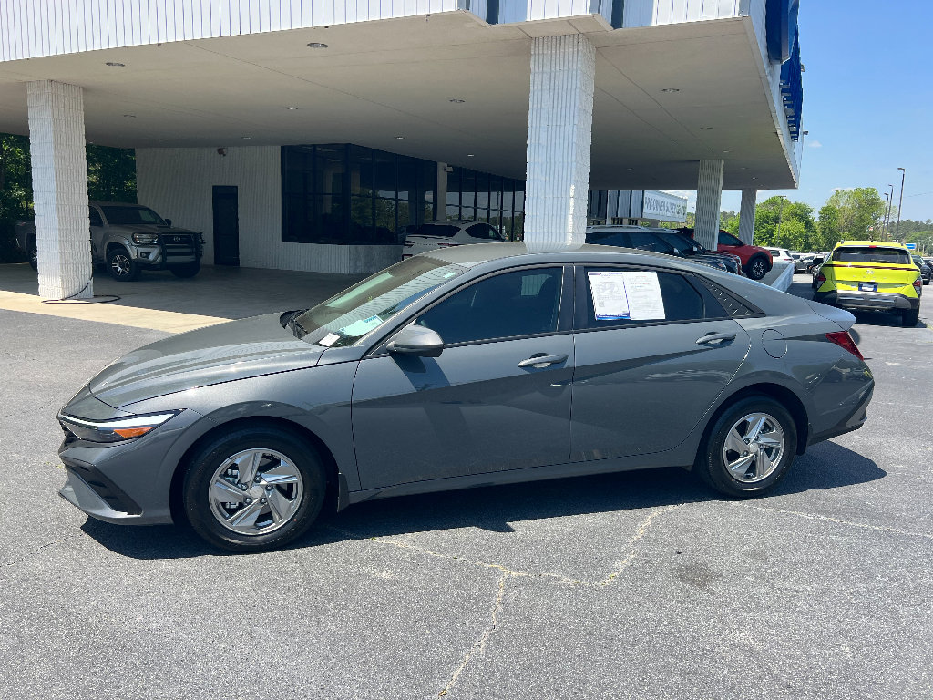 Used 2026 Hyundai Elantra SE image 3