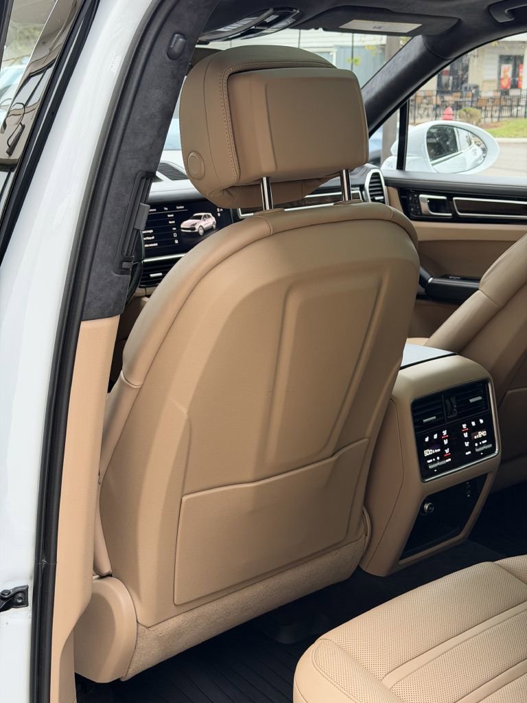 Used 2022 Porsche Cayenne Turbo w/ Premium Package Plus image 33