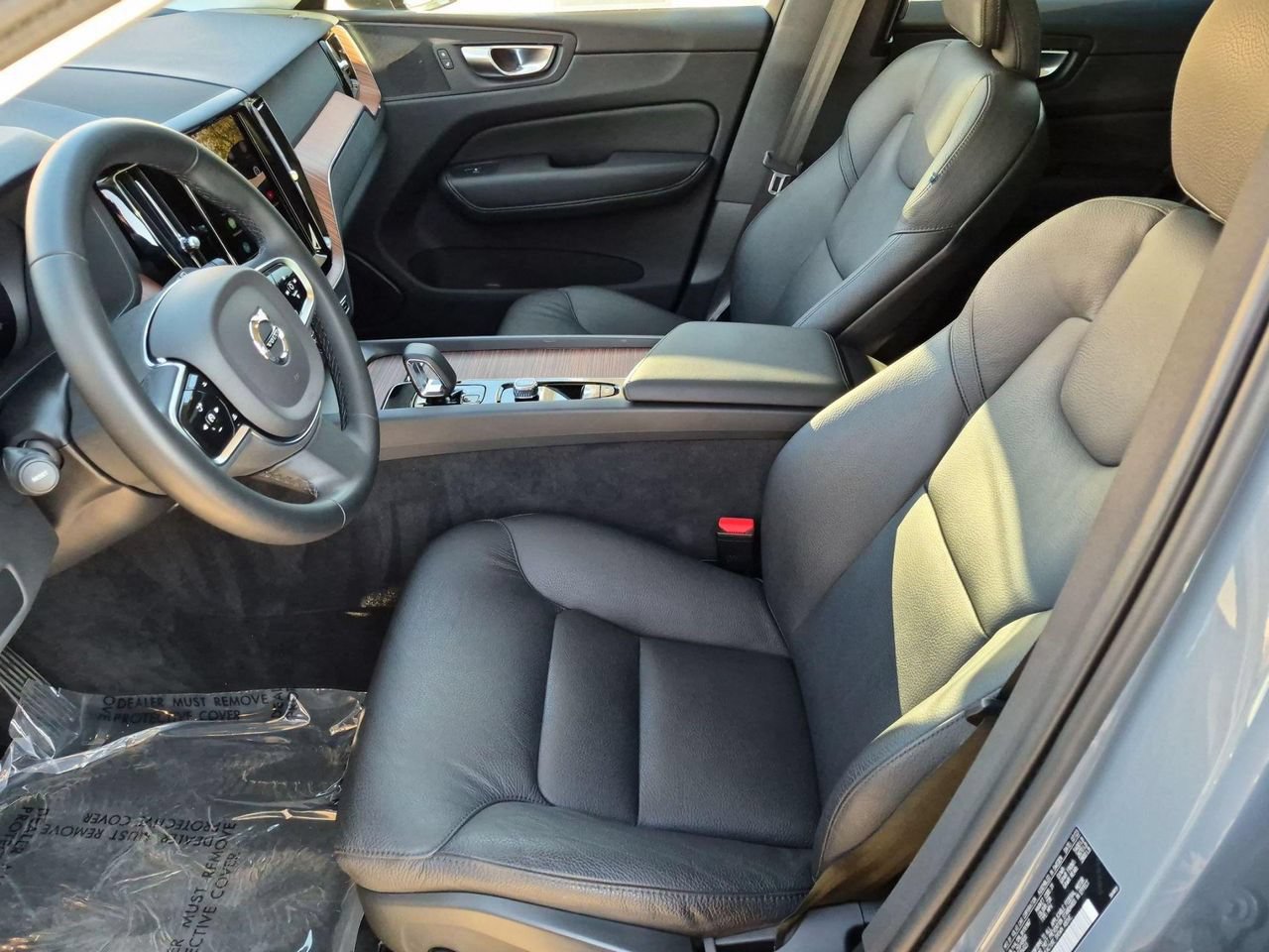 Certified 2024 Volvo XC60 B5 Plus w/ Protection Package Premier AWD/4WD image 21