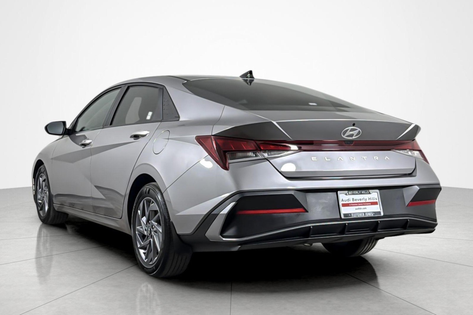 Used 2024 Hyundai Elantra SEL FWD image 3