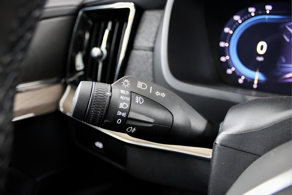 New 2025 Volvo XC90 B6 Core w/ Protection Package image 16