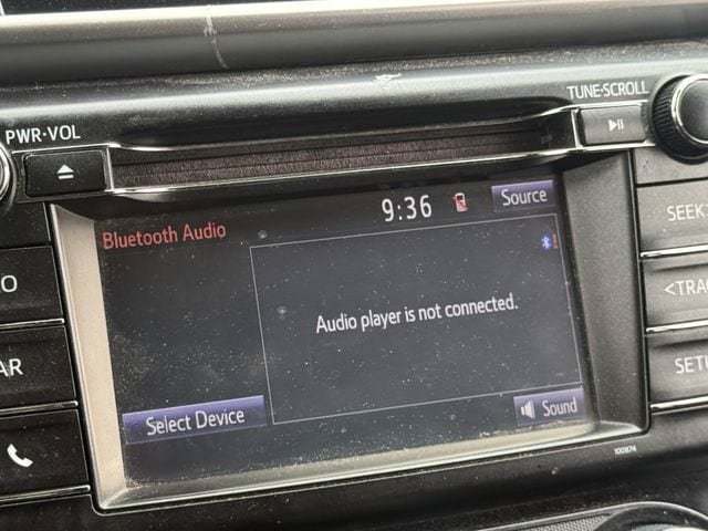 Used 2018 Toyota RAV4 LE FWD image 19