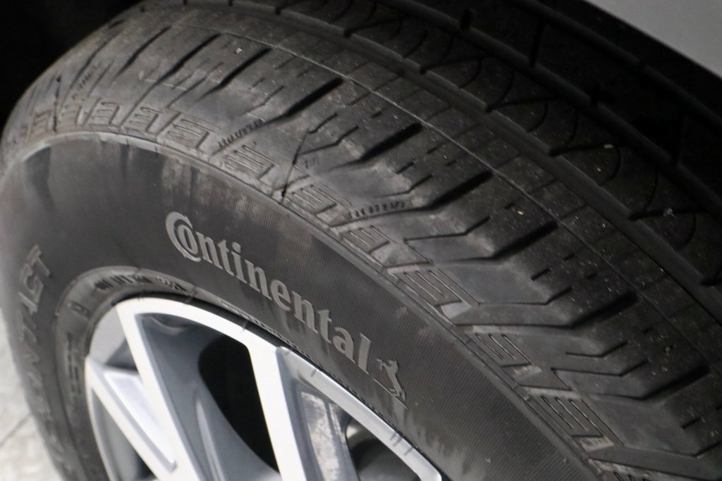 Used 2023 GMC Acadia SLT w/ LPO, Floor Liner Package image 22