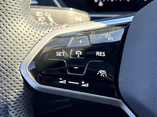 Used 2024 Volkswagen Tiguan SE R-Line AWD/4WD image 33