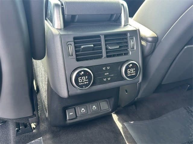 Used 2023 Land Rover Discovery HSE R-Dynamic AWD/4WD image 12