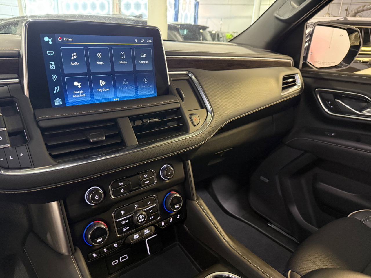 Used 2023 Chevrolet Suburban Premier image 7