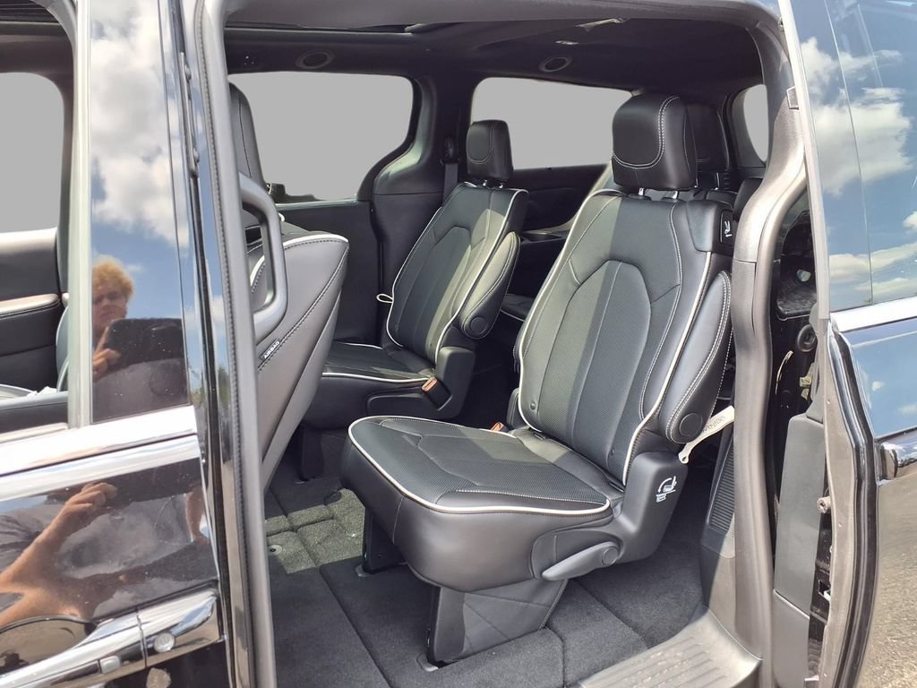 New 2026 Chrysler Pacifica Limited w/ Uconnect Theater Family Group FWD image 23