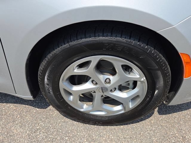 Used 2024 Chrysler Pacifica Limited FWD image 16