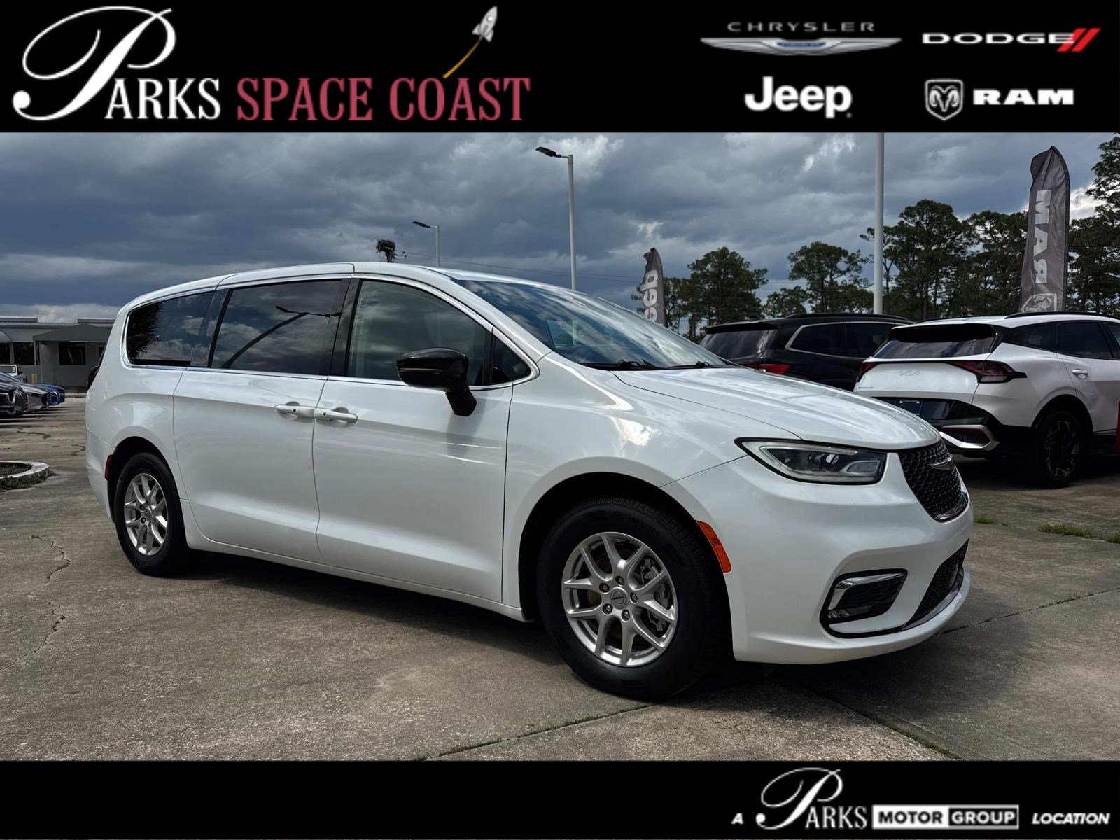 Used 2024 Chrysler Pacifica Touring-L