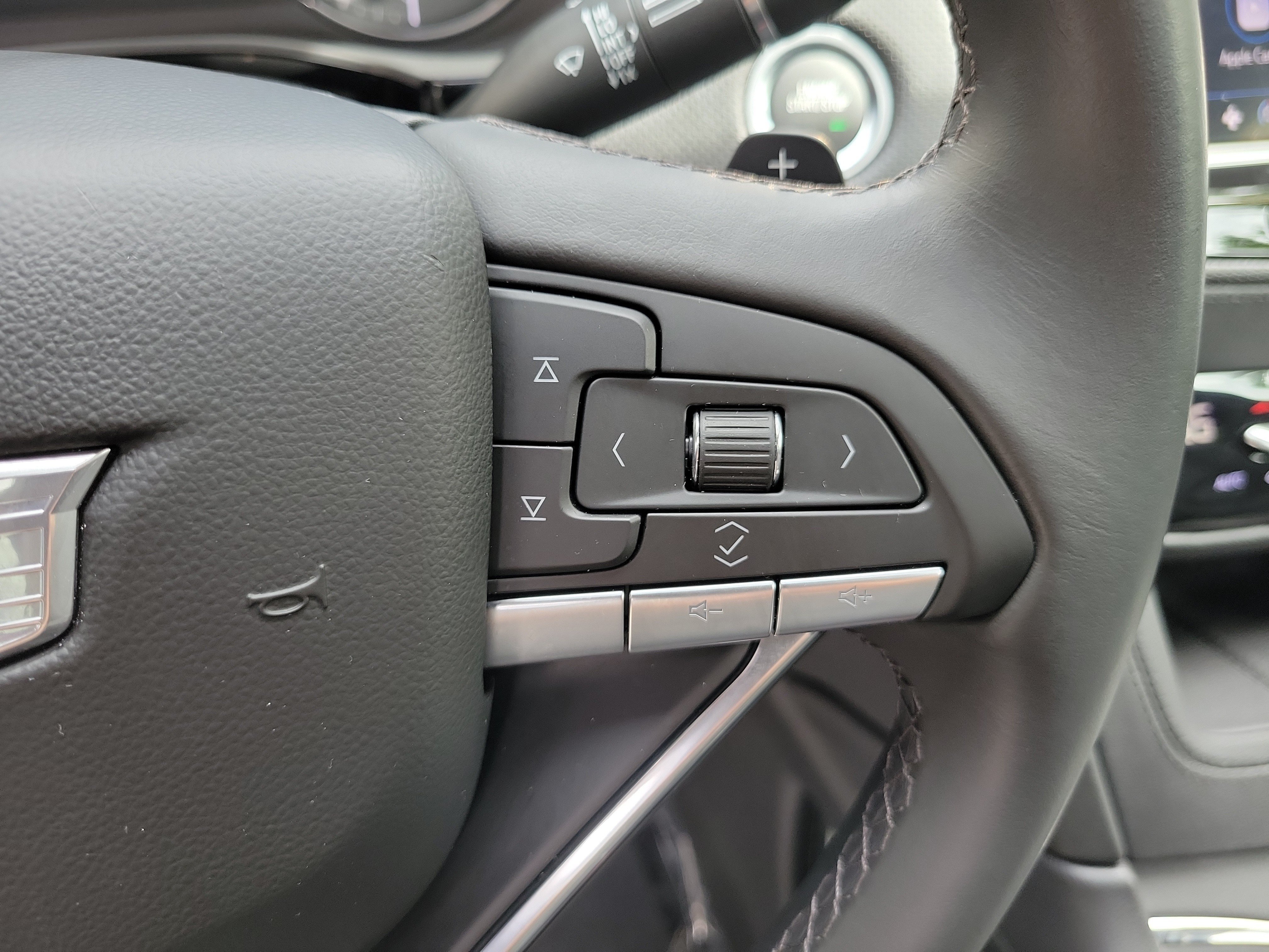 Used 2025 Cadillac XT6 Luxury FWD image 30