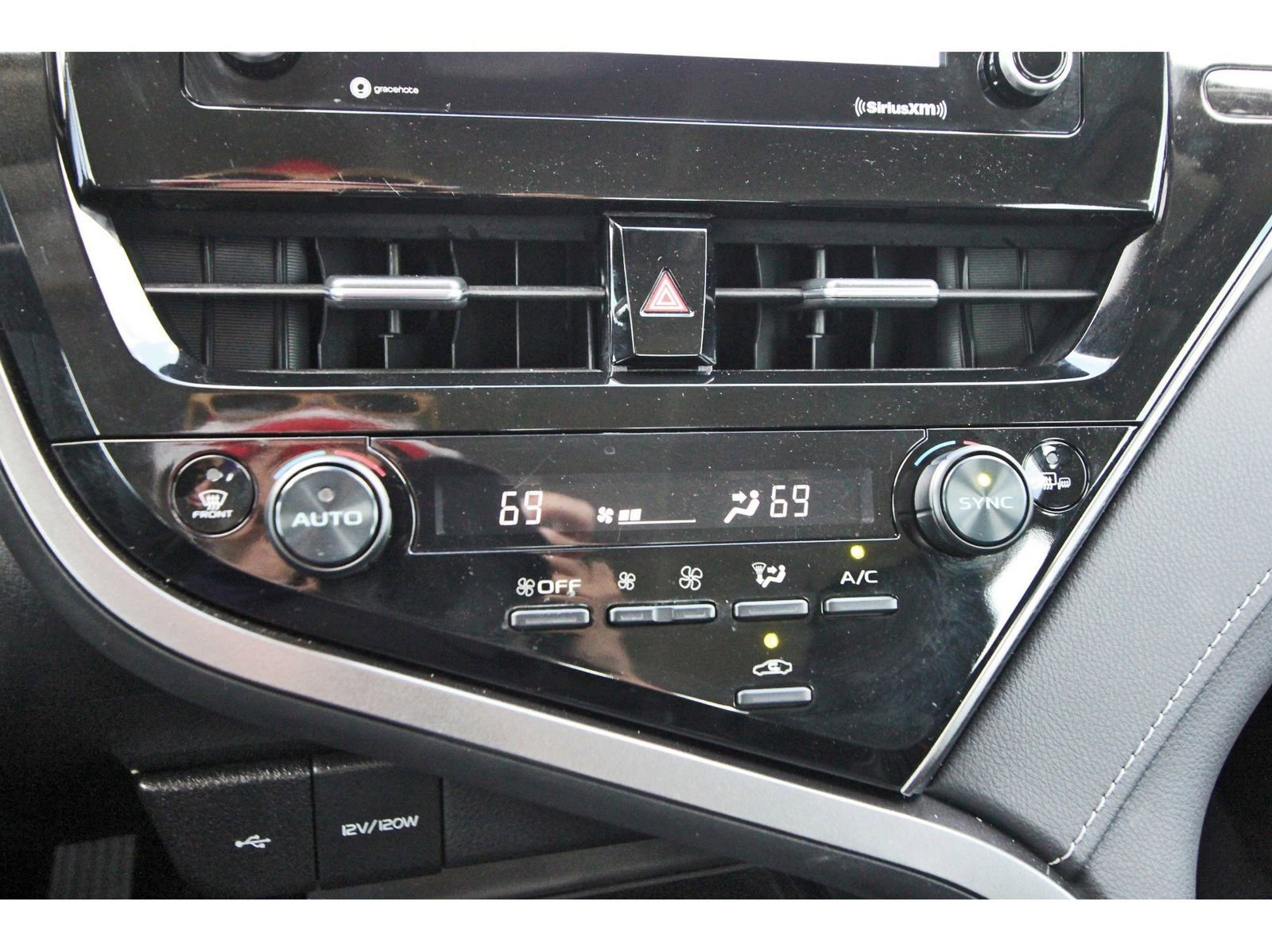 Used 2024 Toyota Camry SE image 27