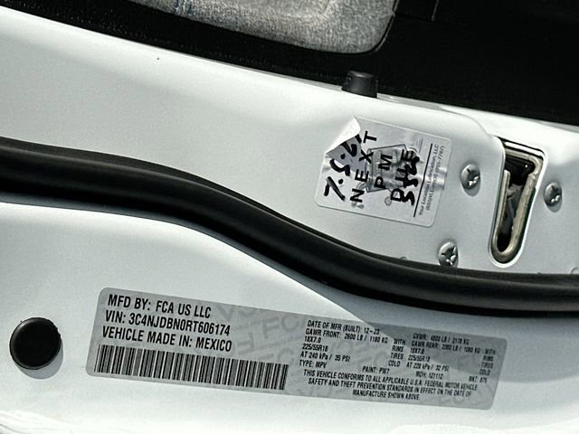 Used 2024 Jeep Compass Latitude image 30