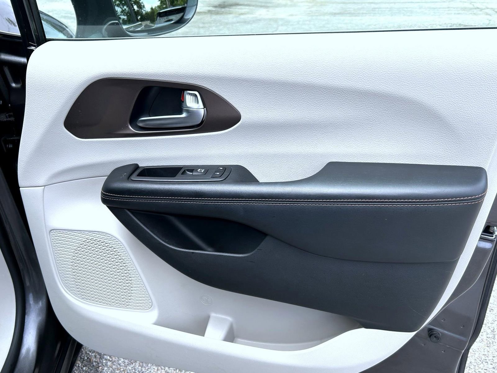 Used 2019 Chrysler Pacifica Touring Plus w/ Tire & Wheel Group FWD image 16