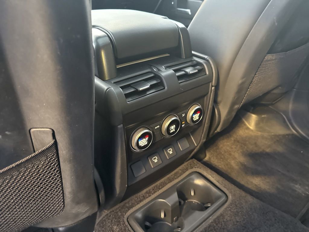 Used 2025 Land Rover Defender 130 X-Dynamic SE image 9