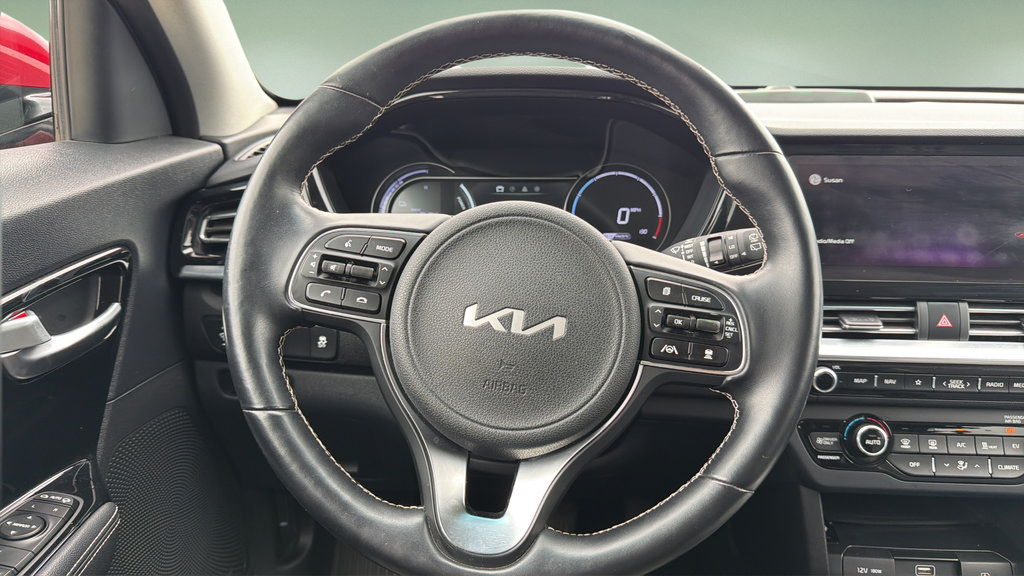 Used 2022 Kia Niro EX w/ Cold Weather Package FWD image 9