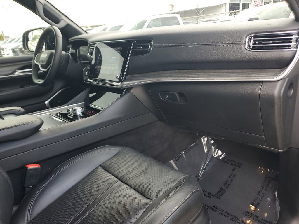 Used 2023 Jeep Wagoneer L Series II AWD/4WD image 12