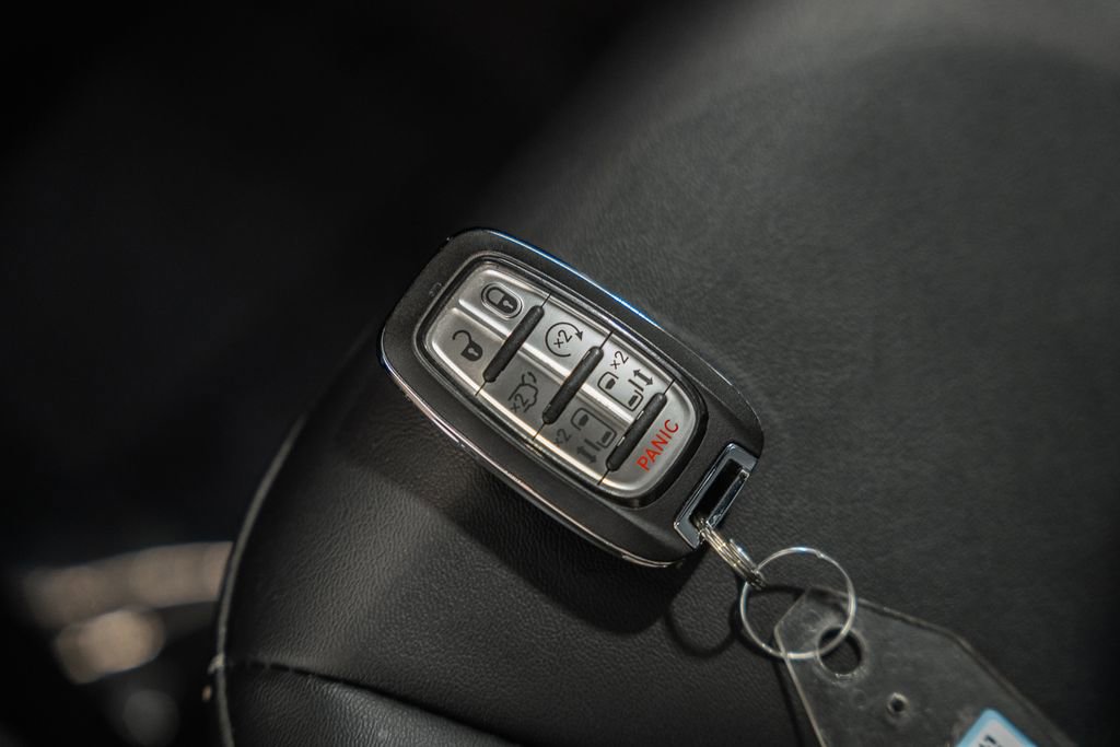 Used 2025 Chrysler Pacifica Select image 49