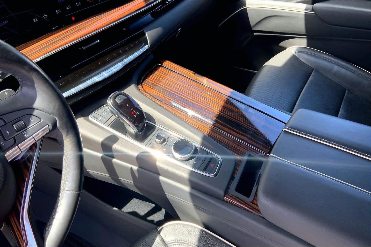 Used 2022 Cadillac Escalade Premium Luxury RWD image 16