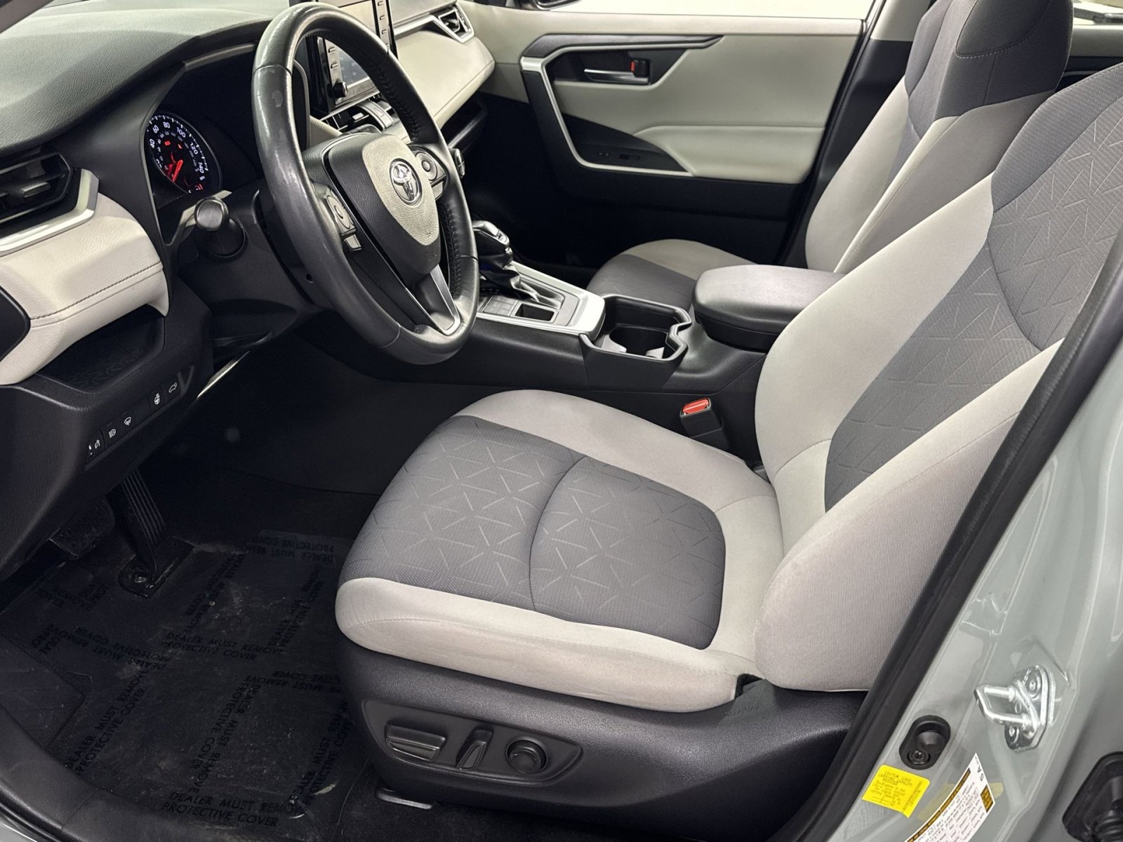 Used 2019 Toyota RAV4 XLE w/ Convenience Package image 2