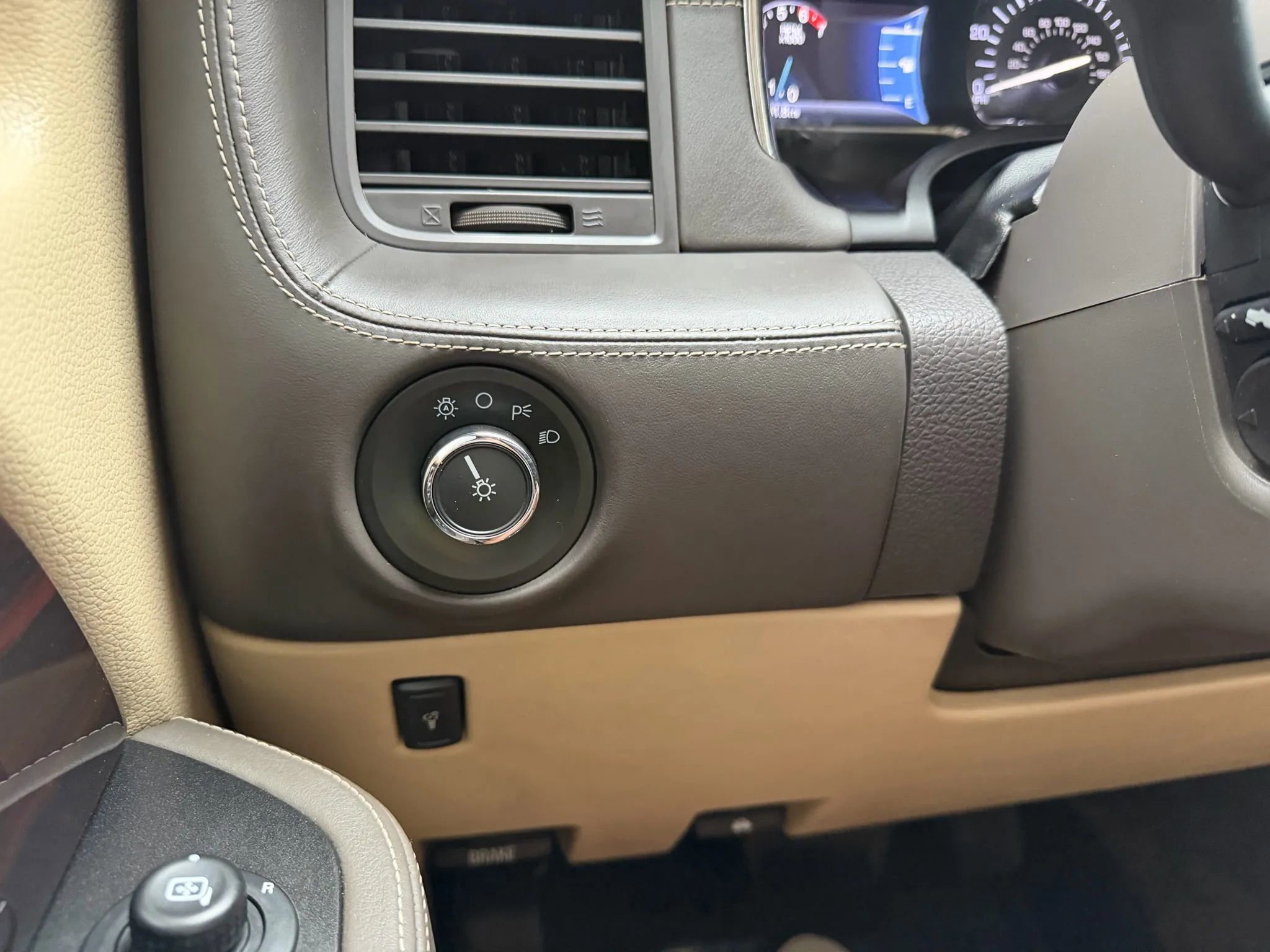 Used 2015 Lincoln Navigator L 4WD w/ Equipment Group 101A Reserve image 18