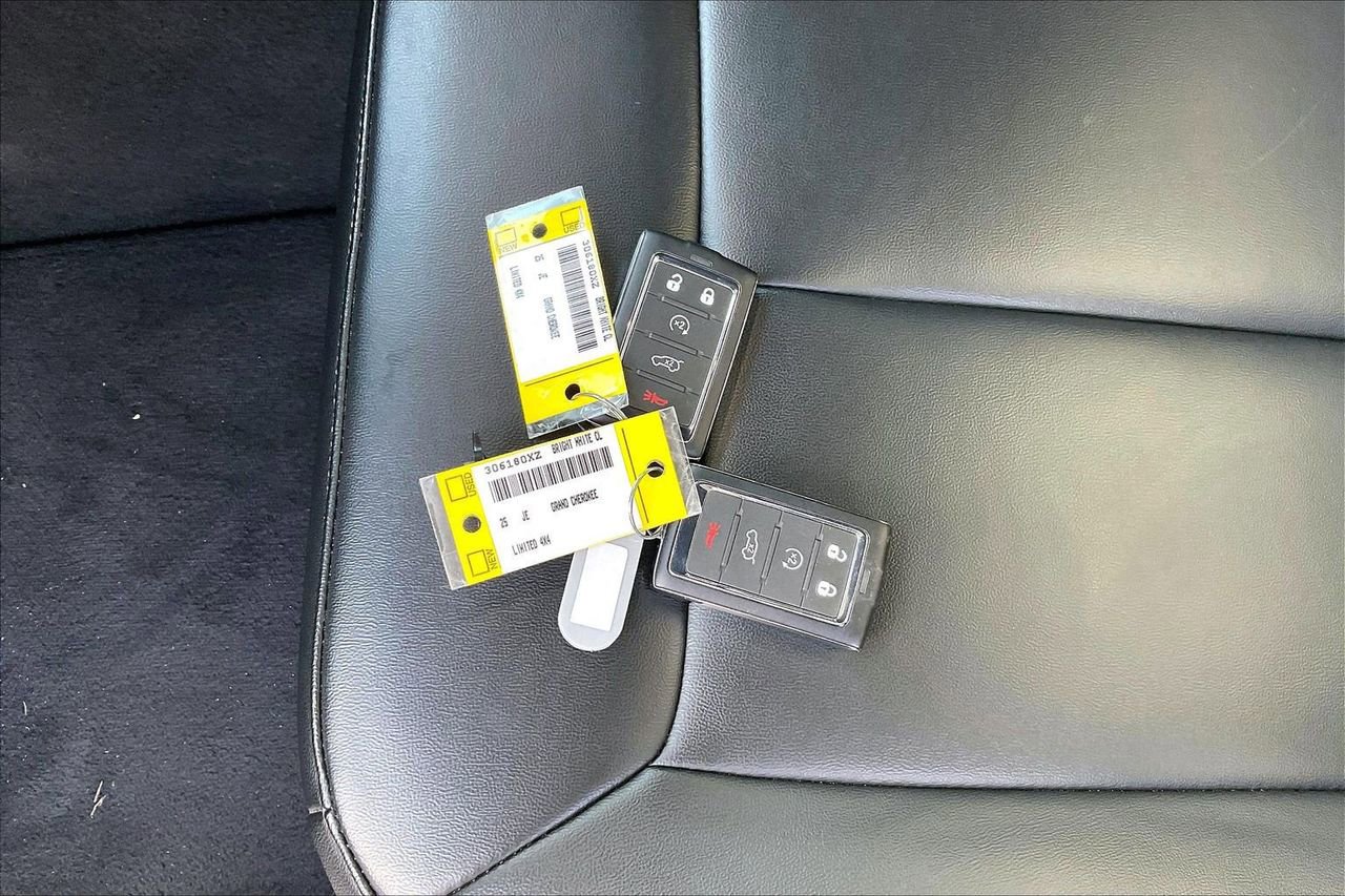 Certified 2025 Jeep Grand Cherokee Limited w/ Black Appearance Package image 33