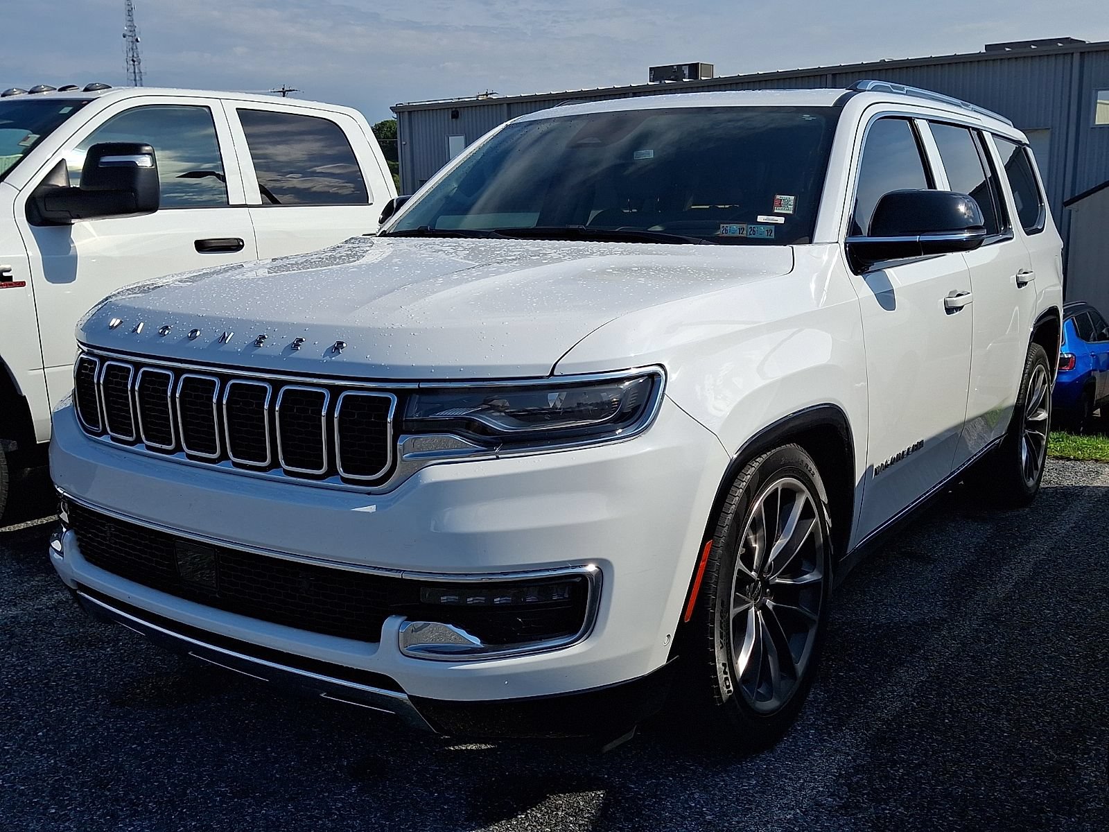 Used 2023 Jeep Wagoneer Series III w/ Premium Group I AWD/4WD image 2