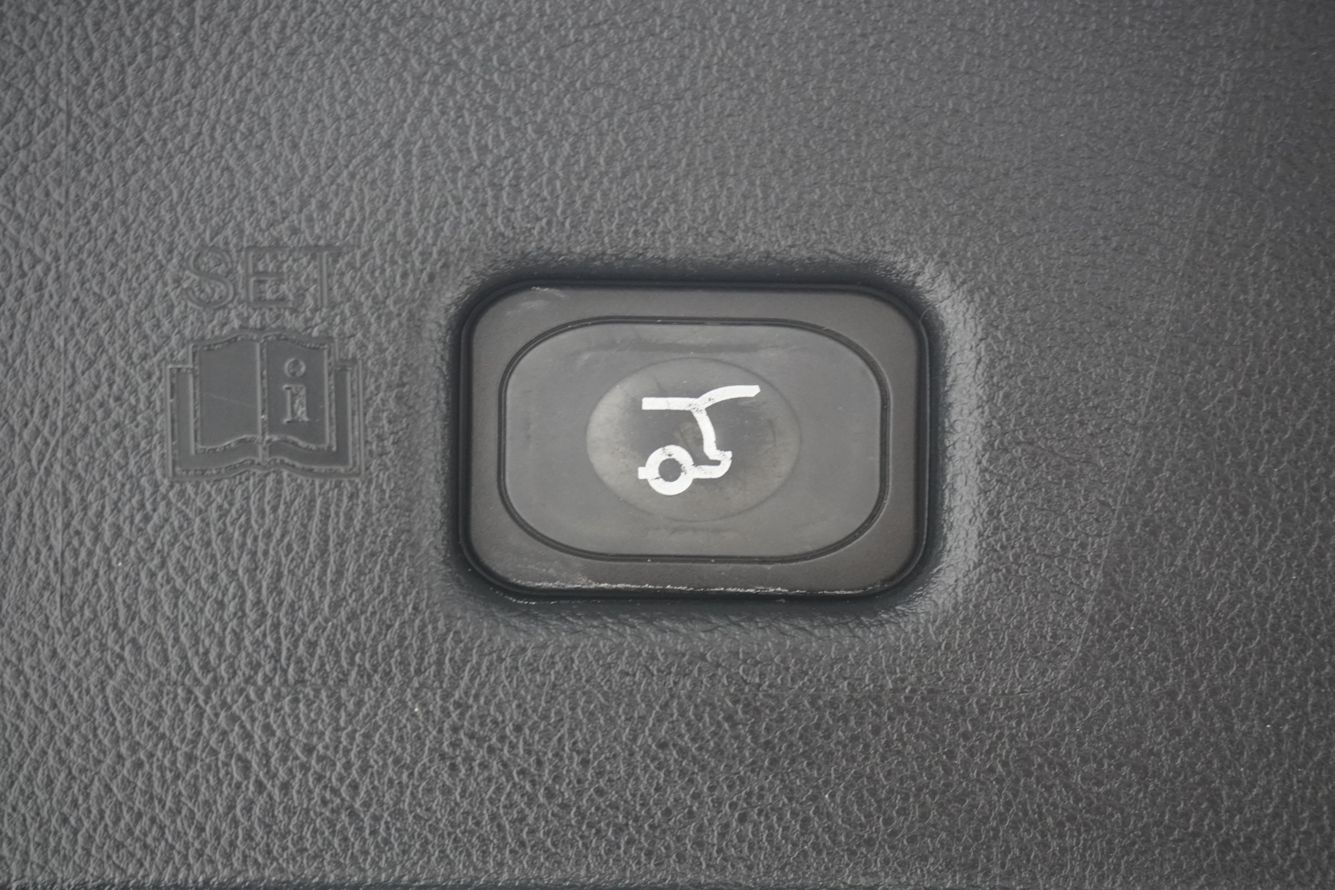 Used 2016 Lincoln MKX Reserve w/ Luxury Package FWD image 27