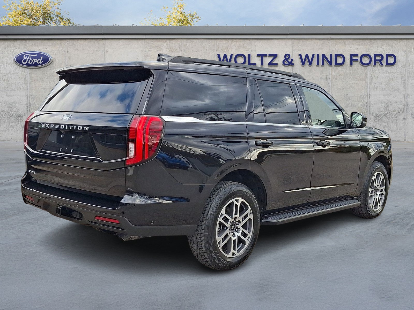 Used 2025 Ford Expedition Active AWD/4WD image 6