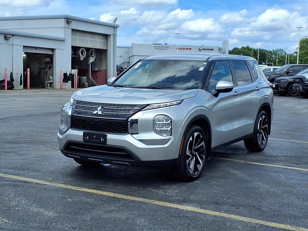 Used 2022 Mitsubishi Outlander ES FWD image 2