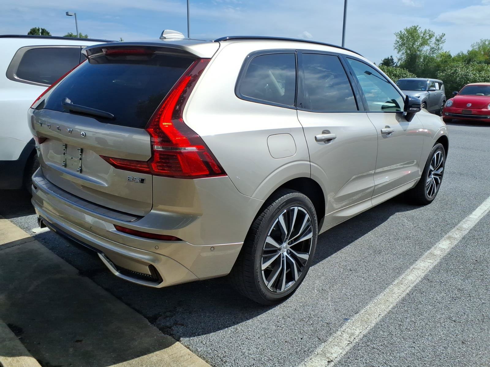 Used 2024 Volvo XC60 B5 Ultimate w/ Protection Package Premier AWD/4WD image 4