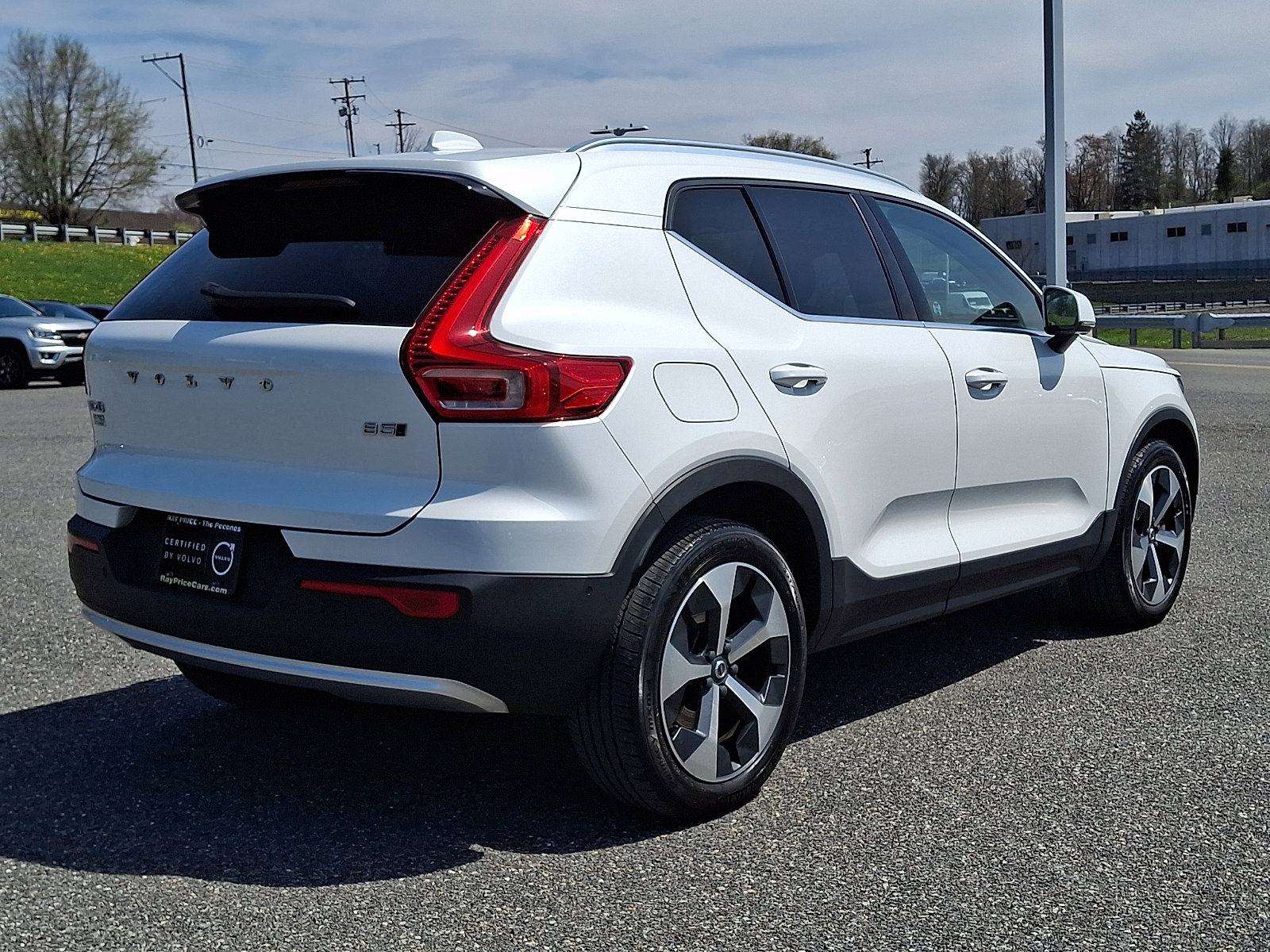 Certified 2023 Volvo XC40 B5 Plus w/ Driver Assist Package AWD/4WD image 6