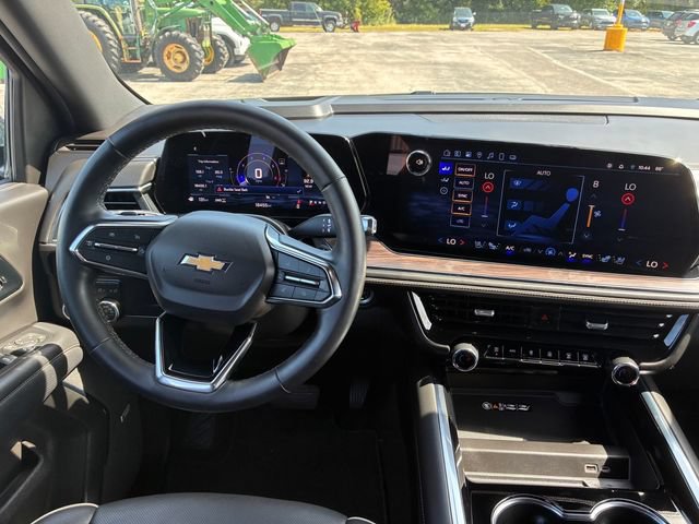 Used 2025 Chevrolet Suburban Premier AWD/4WD image 18