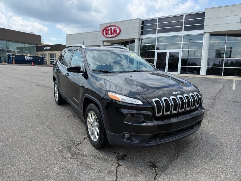 Used 2017 Jeep Cherokee Latitude w/ Cold Weather Group AWD/4WD image 4