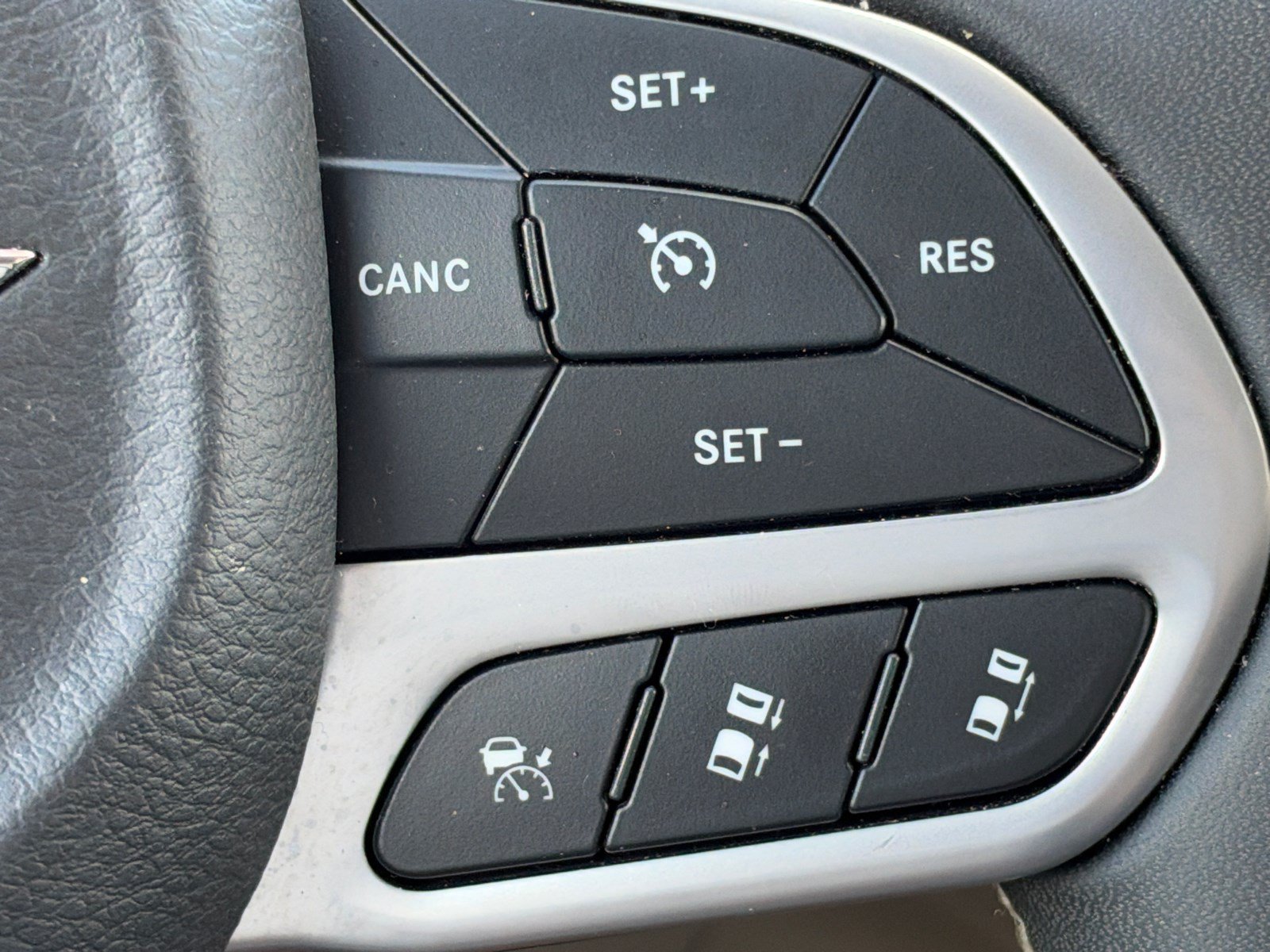 Used 2023 Chrysler Pacifica Limited FWD image 28