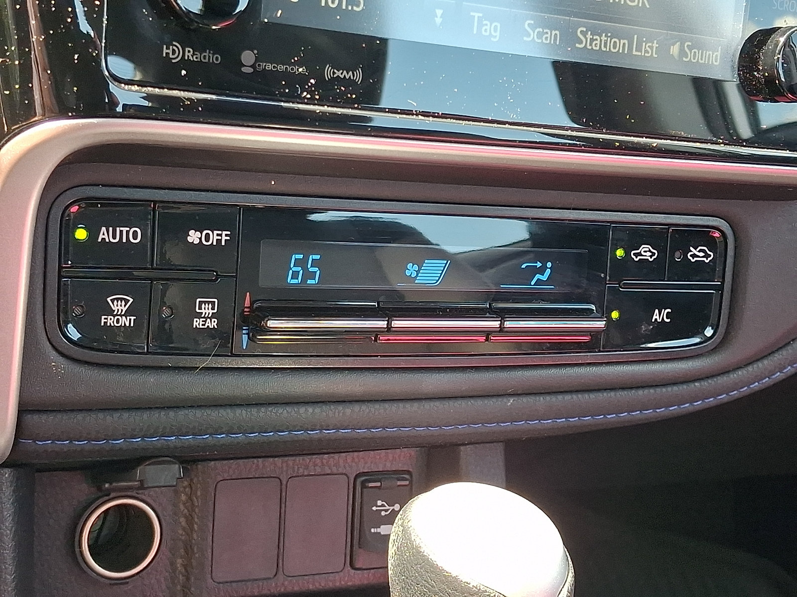 Used 2019 Toyota Corolla SE w/ SE Premium Package FWD image 18
