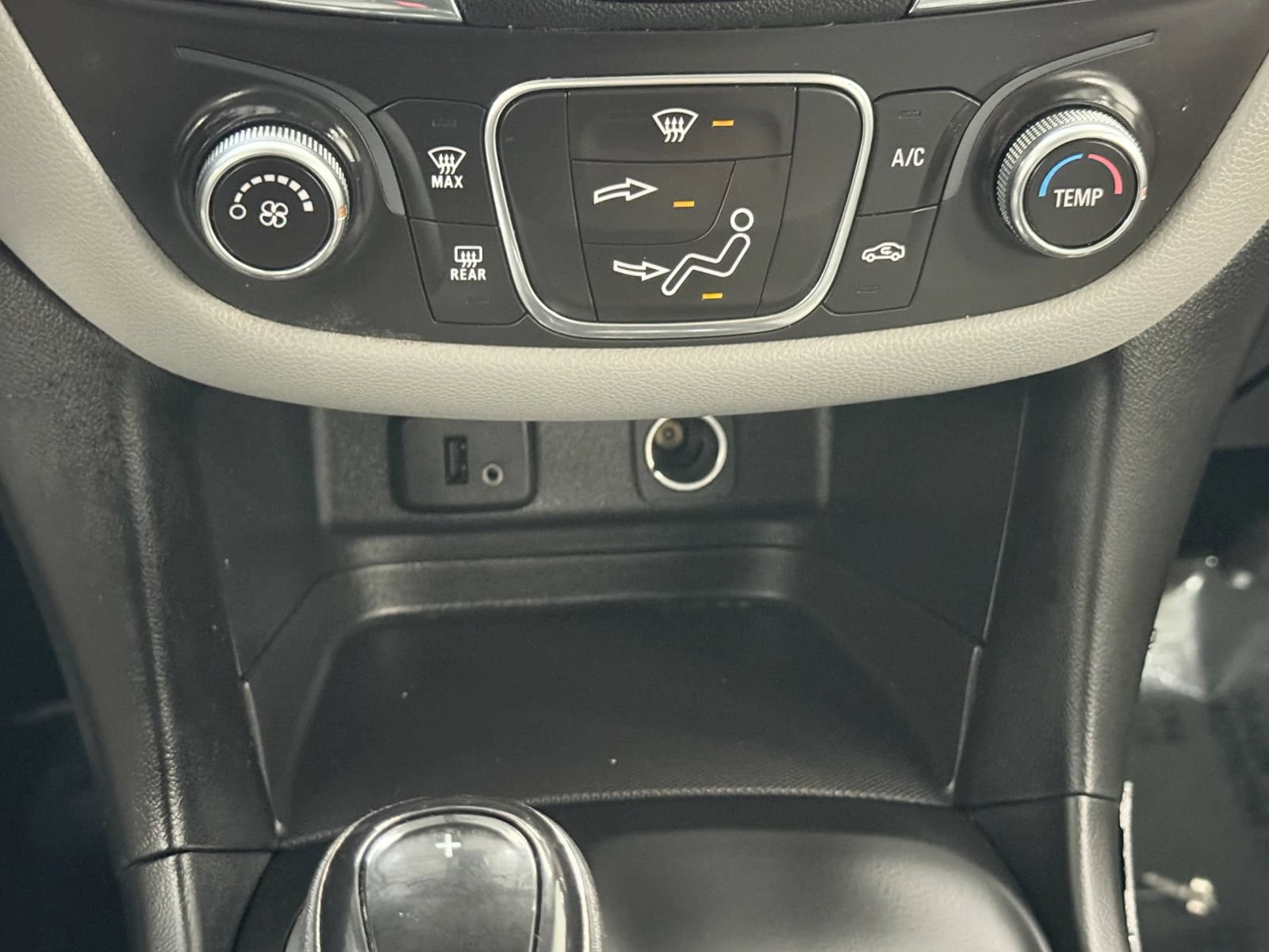 Used 2018 Chevrolet Equinox LS AWD/4WD image 34
