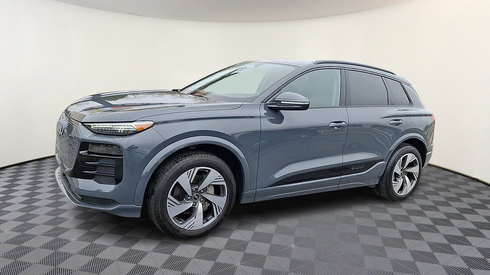 Used 2025 Audi Q6 e-tron Premium Plus image 4