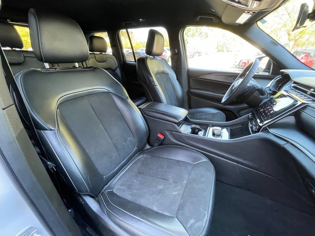 Used 2025 Jeep Grand Cherokee Altitude AWD/4WD image 31