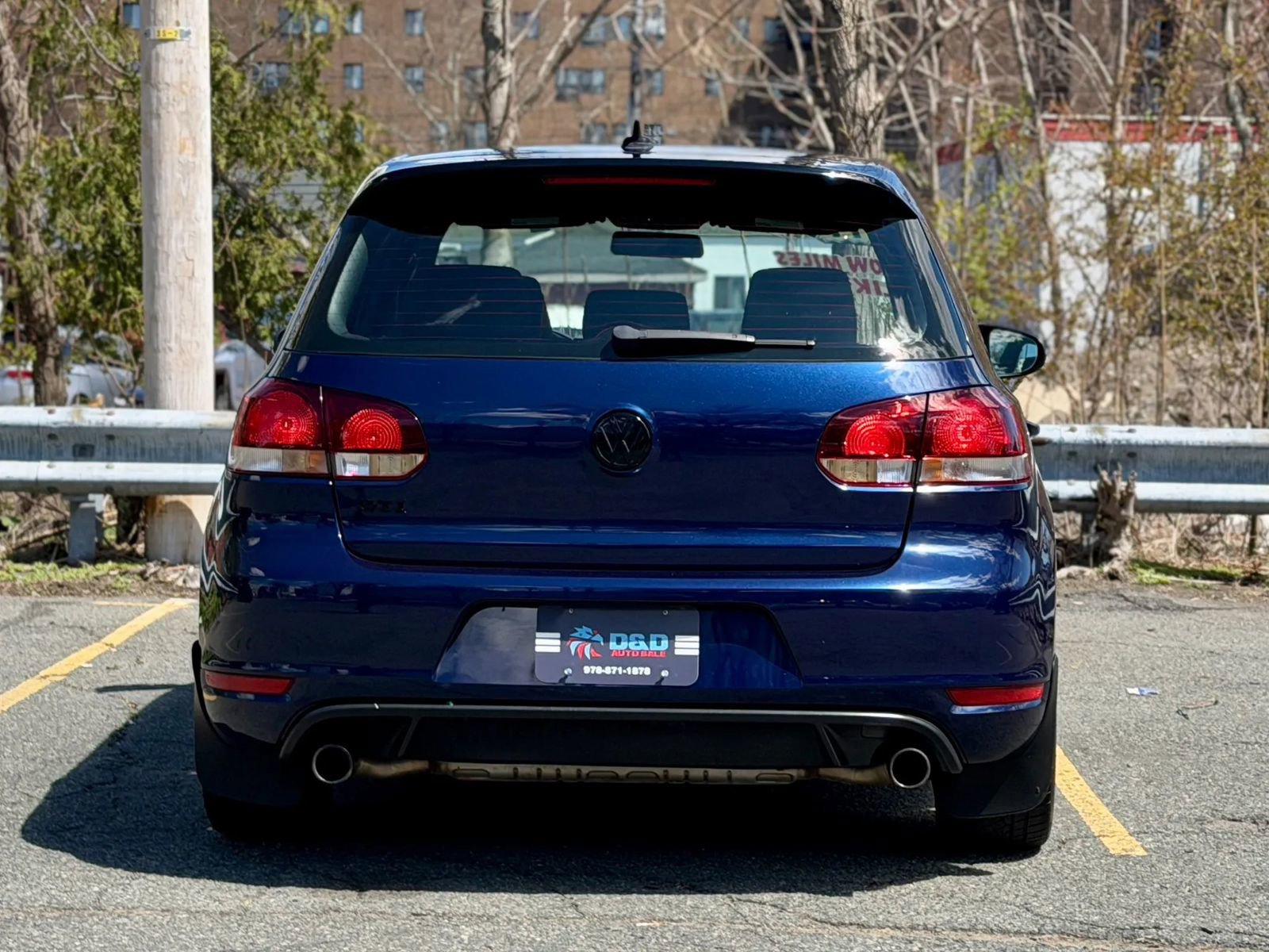 Used 2011 Volkswagen Golf 4-Door FWD image 4
