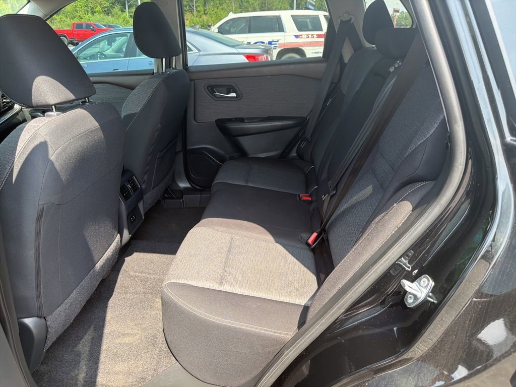 Used 2023 Nissan Rogue SV FWD image 9